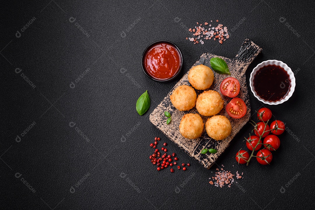 Deliciosos nuggets, palitos e bolinhas de mussarela e queijo parmesão com sal e especiarias. Fast-food, comida pouco saudável