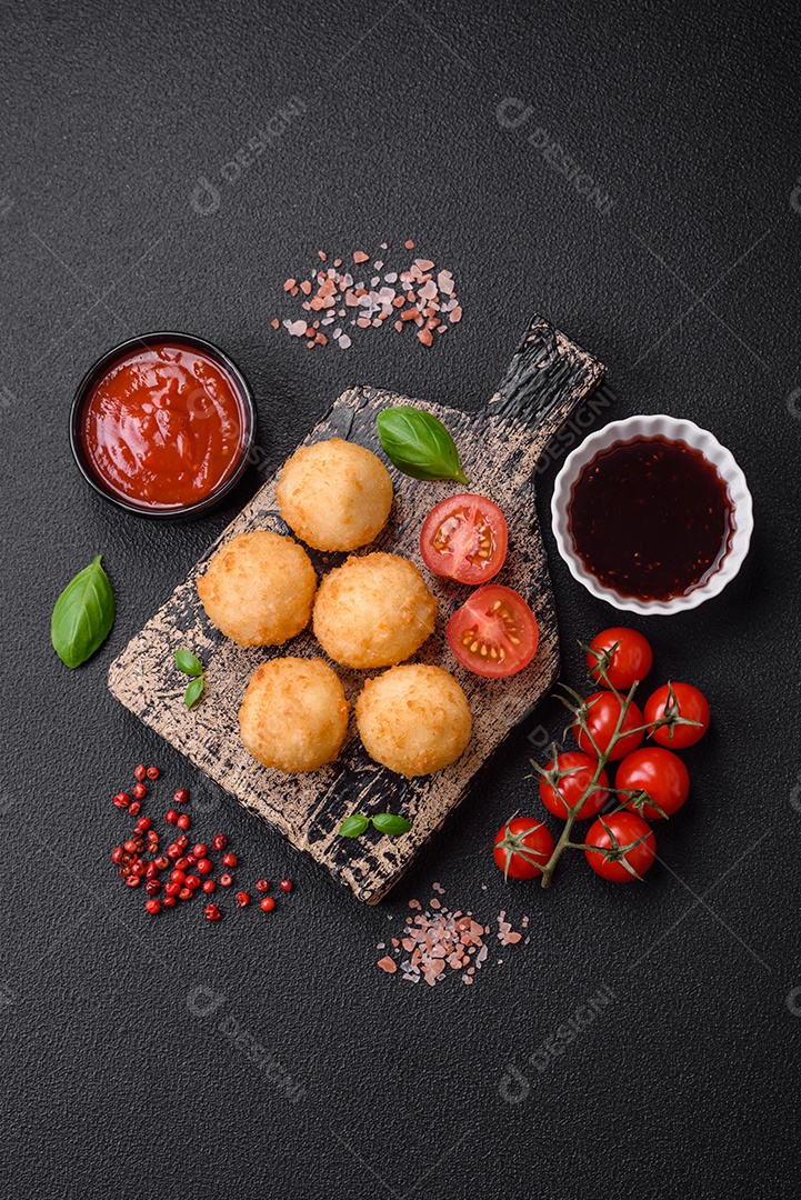 Deliciosos nuggets, palitos e bolinhas de mussarela e queijo parmesão com sal e especiarias. Fast-food, comida pouco saudável