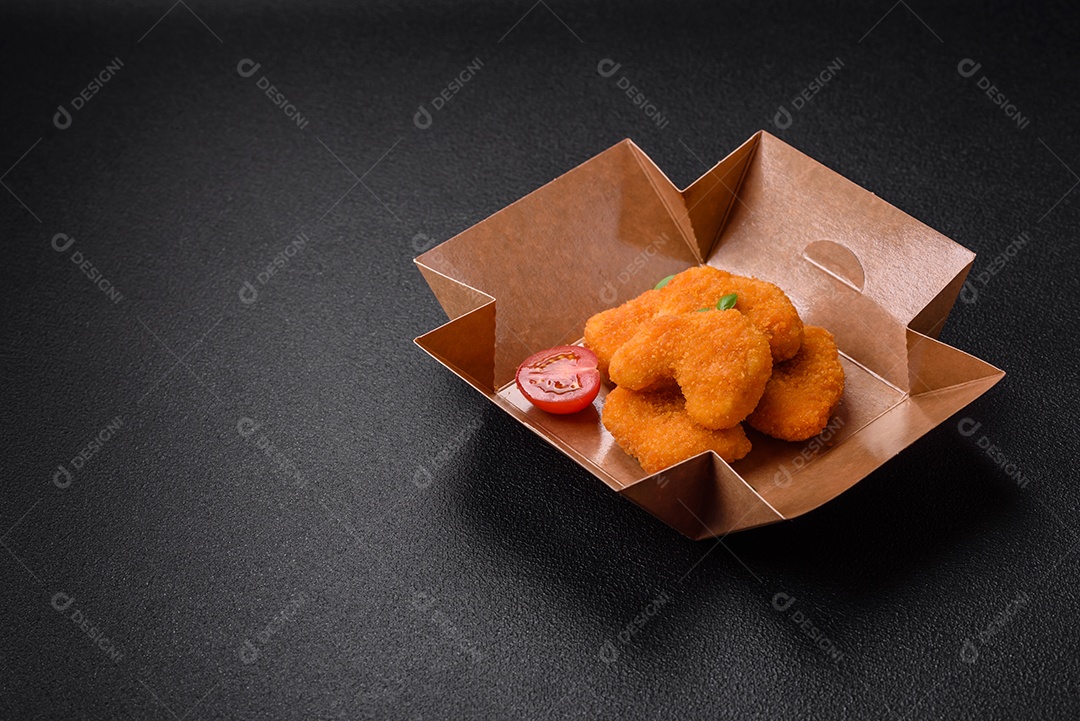 Deliciosos nuggets, palitos e bolinhas de mussarela e queijo parmesão com sal e especiarias. Fast-food, comida pouco saudável