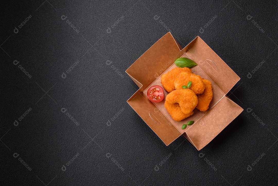 Deliciosos nuggets, palitos e bolinhas de mussarela e queijo parmesão com sal e especiarias. Fast-food, comida pouco saudável
