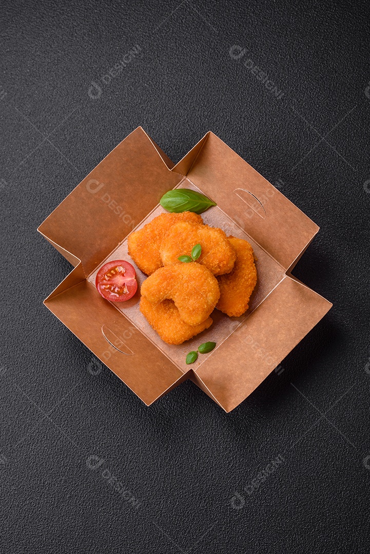 Deliciosos nuggets, palitos e bolinhas de mussarela e queijo parmesão com sal e especiarias. Fast-food, comida pouco saudável