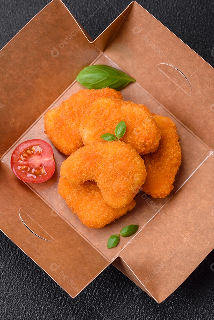 Deliciosos nuggets, palitos e bolinhas de mussarela e queijo parmesão com sal e especiarias. Fast-food, comida pouco saudável
