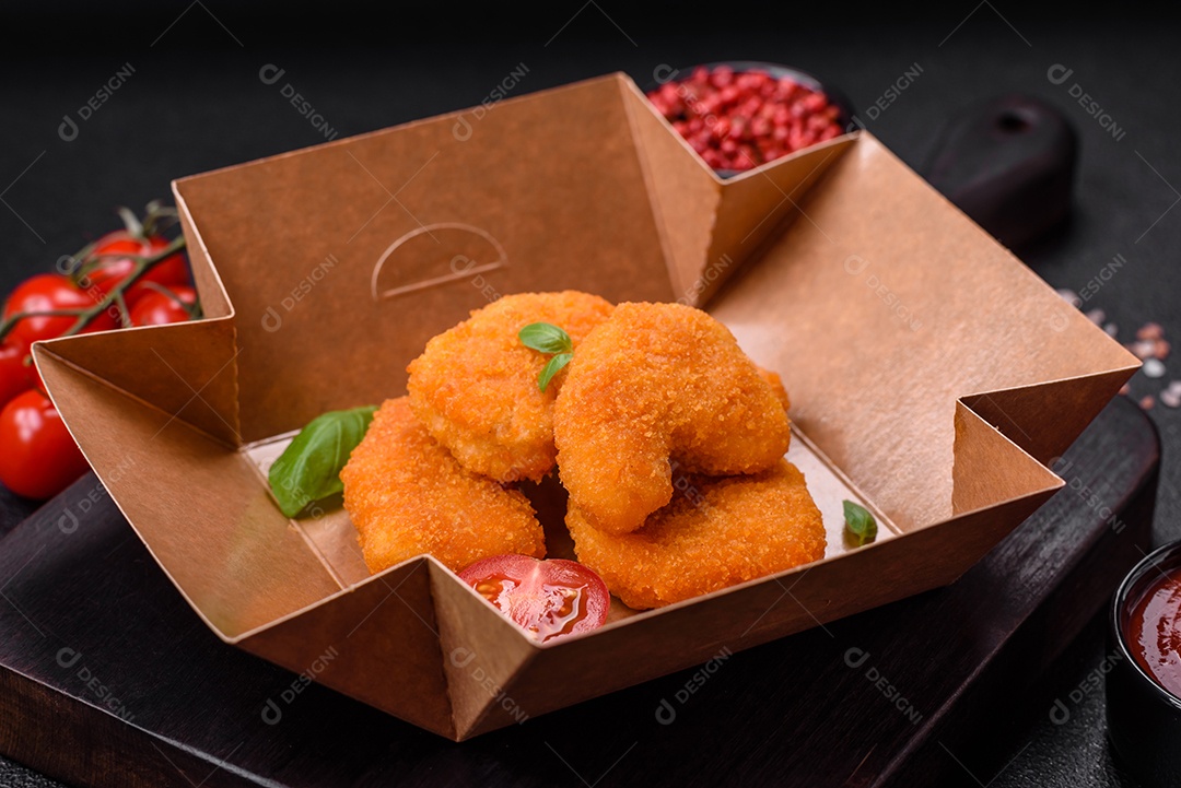 Deliciosos nuggets, palitos e bolinhas de mussarela e queijo parmesão com sal e especiarias. Fast-food, comida pouco saudável