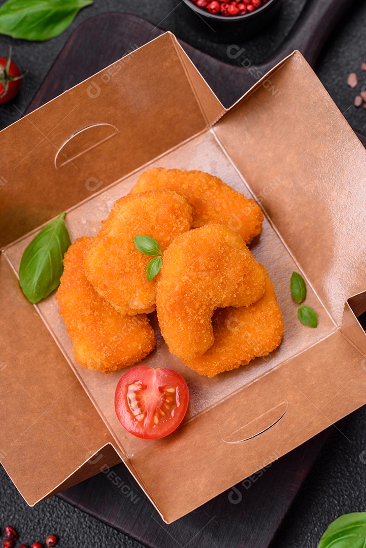 Deliciosos nuggets, palitos e bolinhas de mussarela e queijo parmesão com sal e especiarias. Fast-food, comida pouco saudável