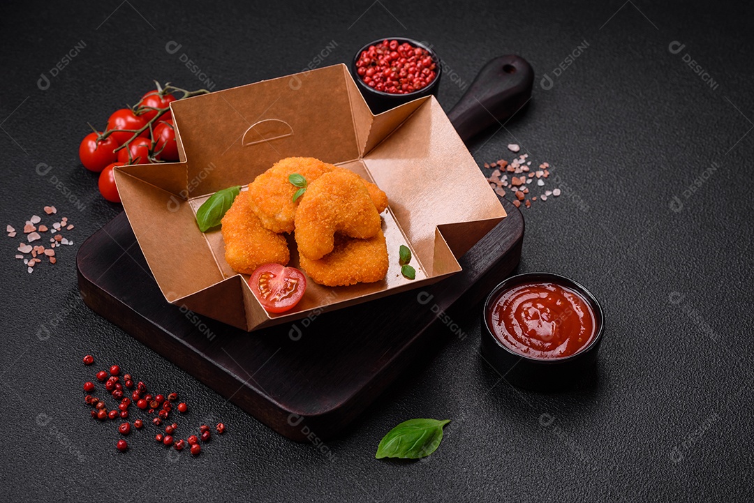 Deliciosos nuggets, palitos e bolinhas de mussarela e queijo parmesão com sal e especiarias. Fast-food, comida pouco saudável