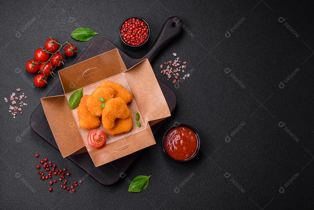 Deliciosos nuggets, palitos e bolinhas de mussarela e queijo parmesão com sal e especiarias. Fast-food, comida pouco saudável