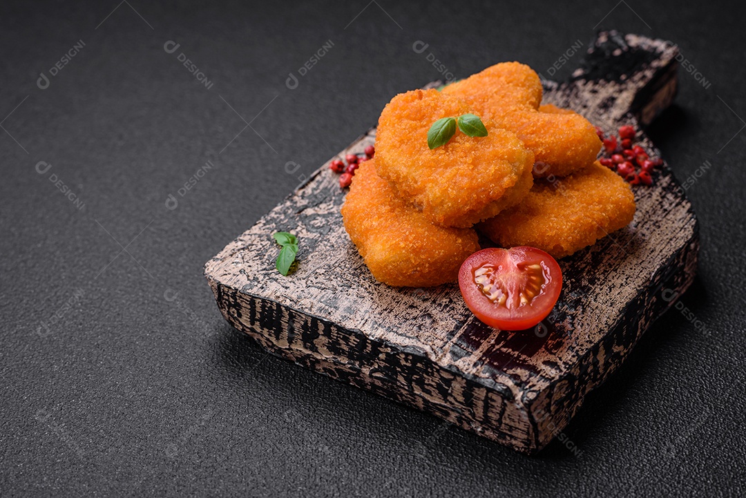 Deliciosos nuggets, palitos e bolinhas de mussarela e queijo parmesão com sal e especiarias. Fast-food, comida pouco saudável