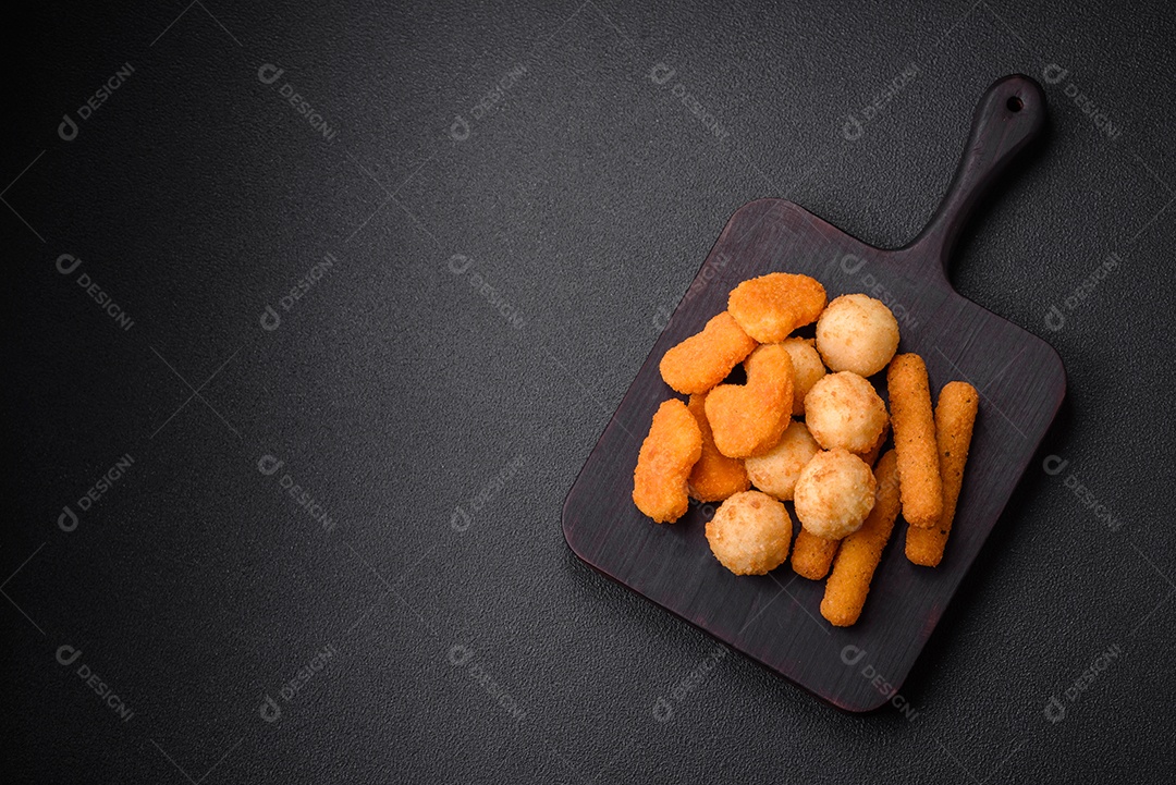 Deliciosos nuggets, palitos e bolinhas de mussarela e queijo parmesão com sal e especiarias. Fast-food, comida pouco saudável