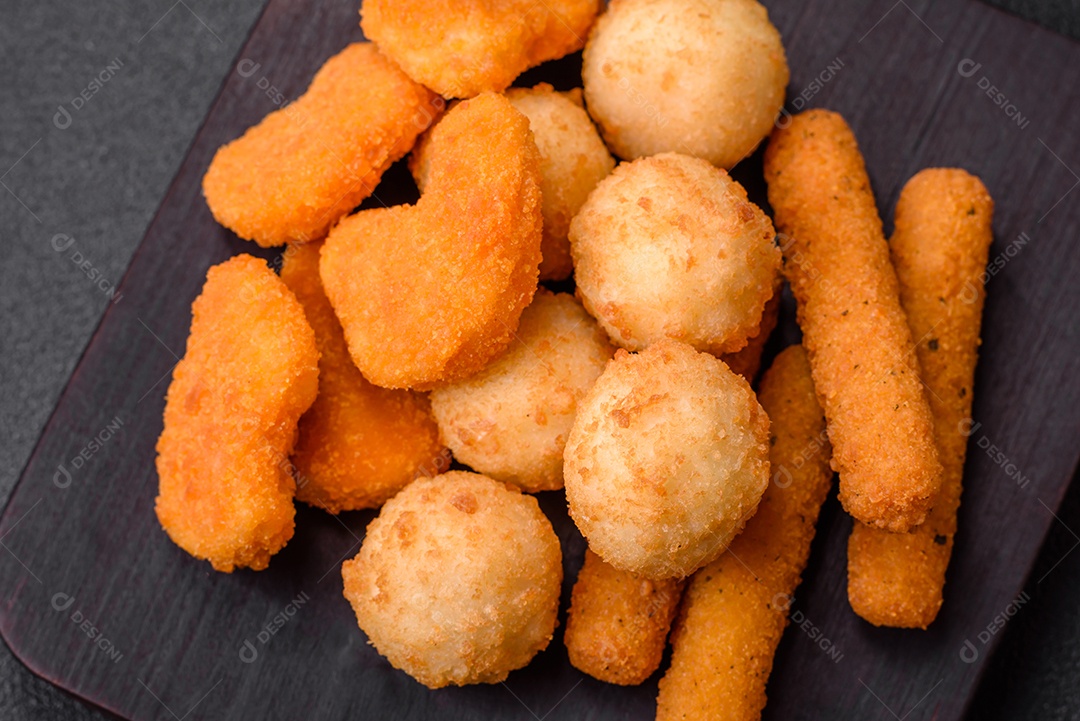 Deliciosos nuggets, palitos e bolinhas de mussarela e queijo parmesão com sal e especiarias. Fast-food, comida pouco saudável