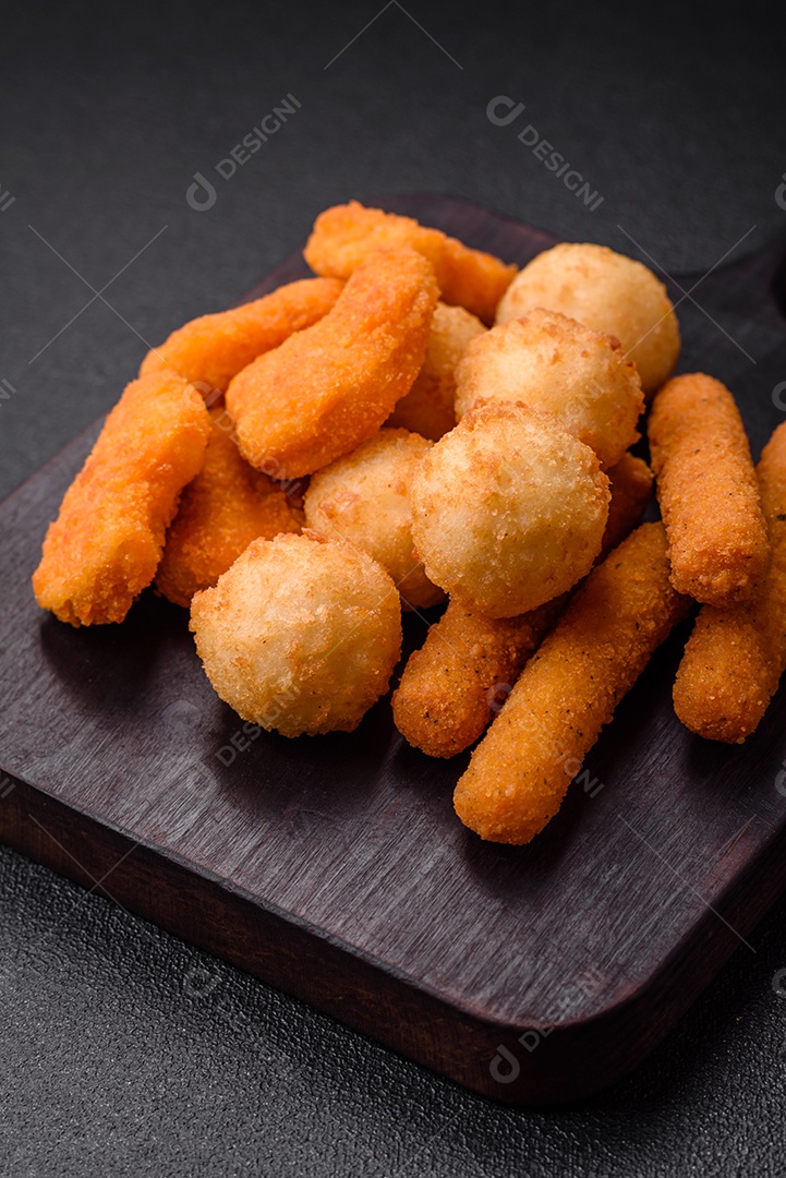 Deliciosos nuggets, palitos e bolinhas de mussarela e queijo parmesão com sal e especiarias. Fast-food, comida pouco saudável