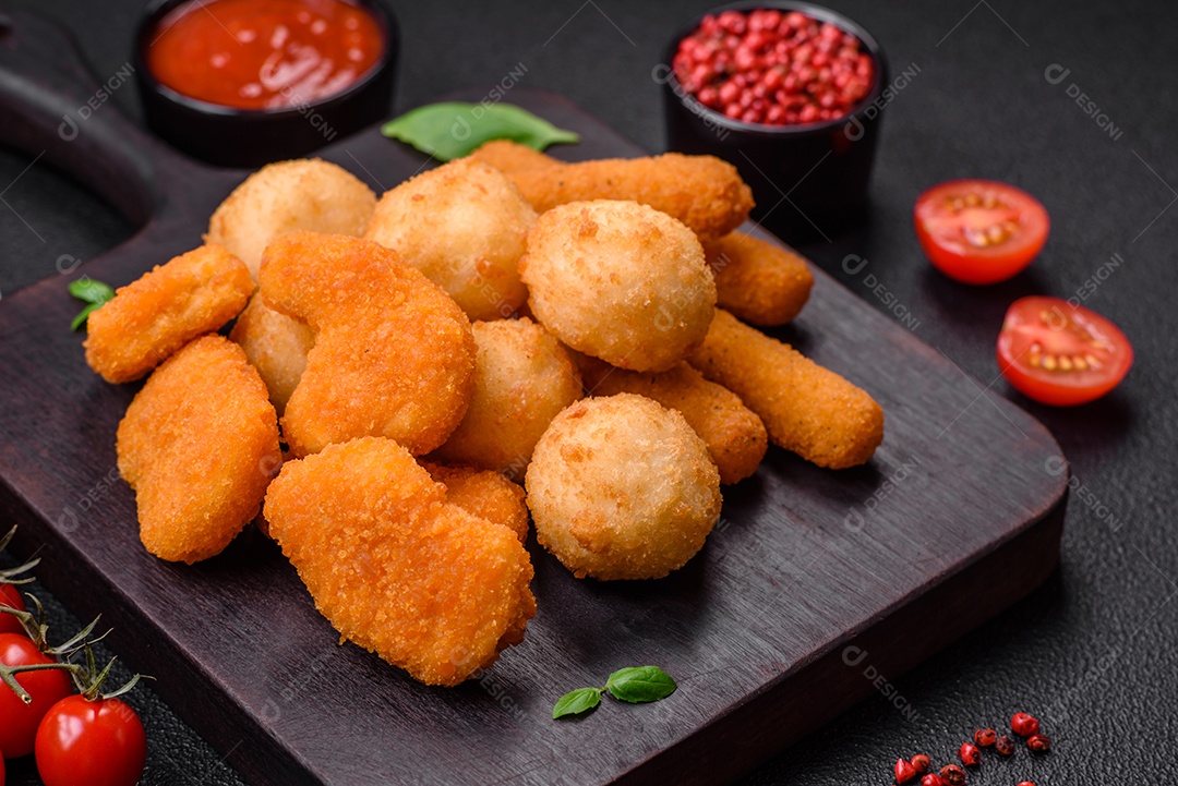 Deliciosos nuggets, palitos e bolinhas de mussarela e queijo parmesão com sal e especiarias. Fast-food, comida pouco saudável