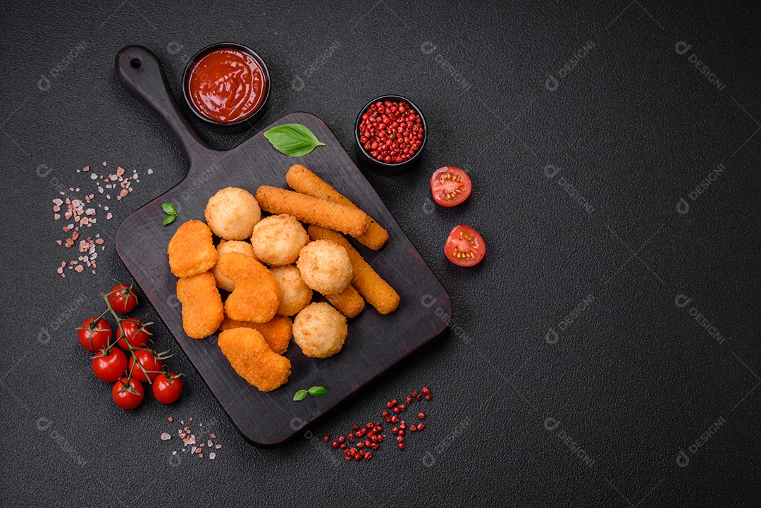 Deliciosos palitos de queijo crocante com mussarela, sal e especiarias, empanados e fritos em óleo. Comida rápida, take-away