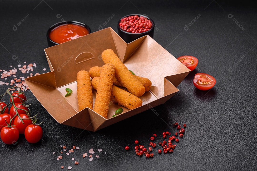 Deliciosos palitos de queijo crocante com mussarela, sal e especiarias, empanados e fritos em óleo. Comida rápida, take-away