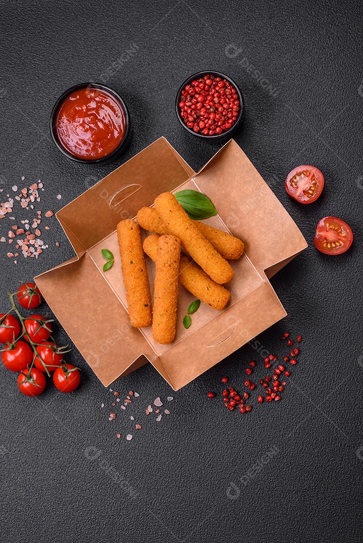 Deliciosos palitos de queijo crocante com mussarela, sal e especiarias, empanados e fritos em óleo. Comida rápida, take-away