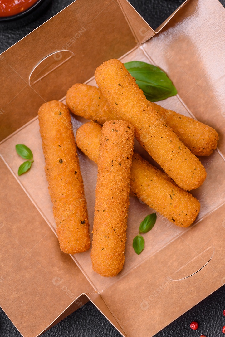 Deliciosos palitos de queijo crocante com mussarela, sal e especiarias, empanados e fritos em óleo. Comida rápida, take-away