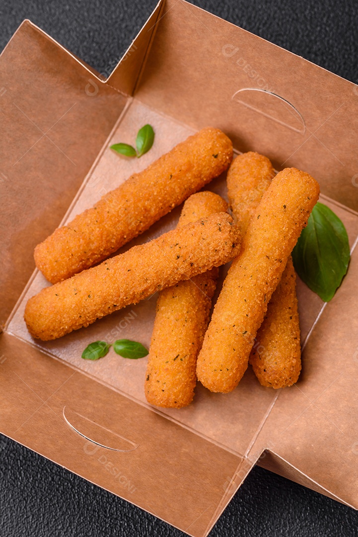 Deliciosos palitos de queijo crocante com mussarela, sal e especiarias, empanados e fritos em óleo. Comida rápida, take-away