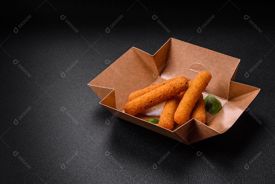 Deliciosos nuggets, palitos e bolinhas de mussarela e queijo parmesão com sal e especiarias. Fast-food, comida pouco saudável