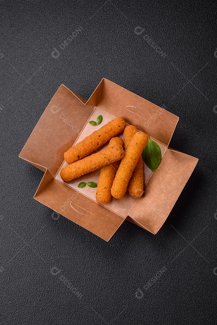 Deliciosos palitos de queijo crocante com mussarela, sal e especiarias, empanados e fritos em óleo. Comida rápida, take-away