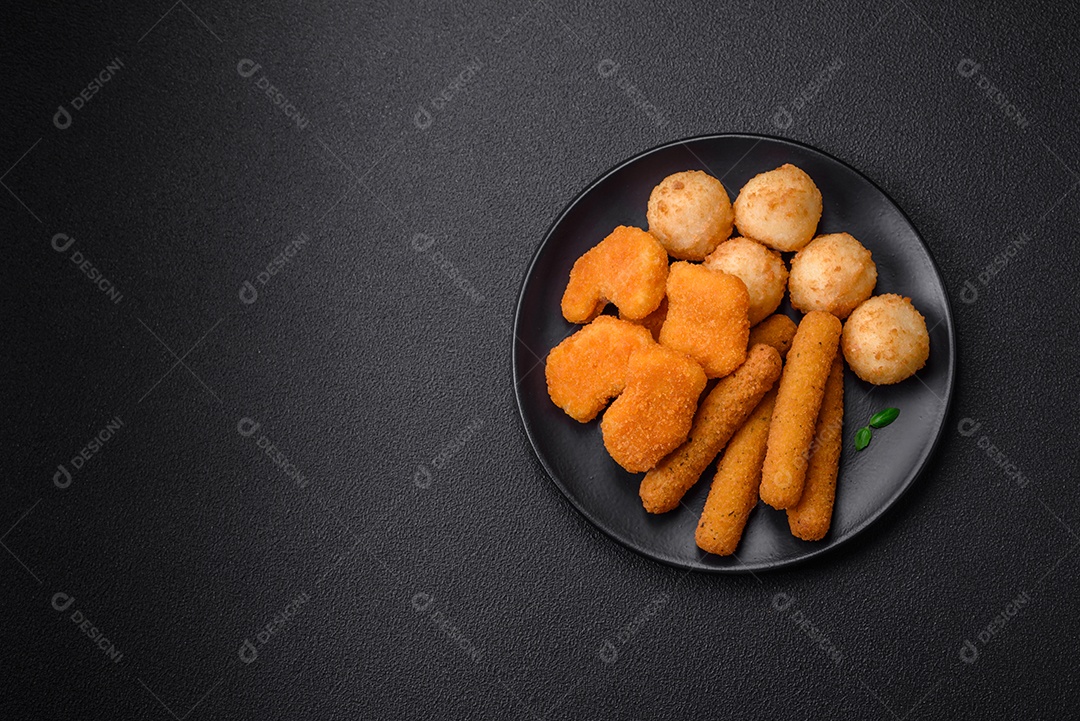 Deliciosos palitos de queijo crocante com mussarela, sal e especiarias, empanados e fritos em óleo. Comida rápida, take-away