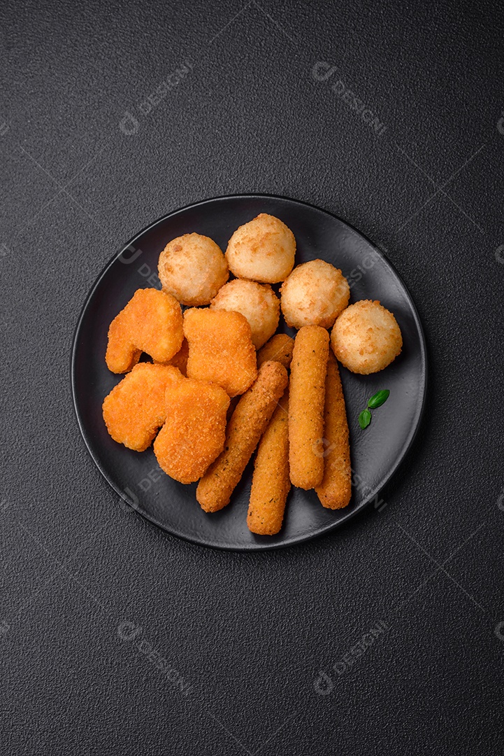 Deliciosos palitos de queijo crocante com mussarela, sal e especiarias, empanados e fritos em óleo. Comida rápida, take-away
