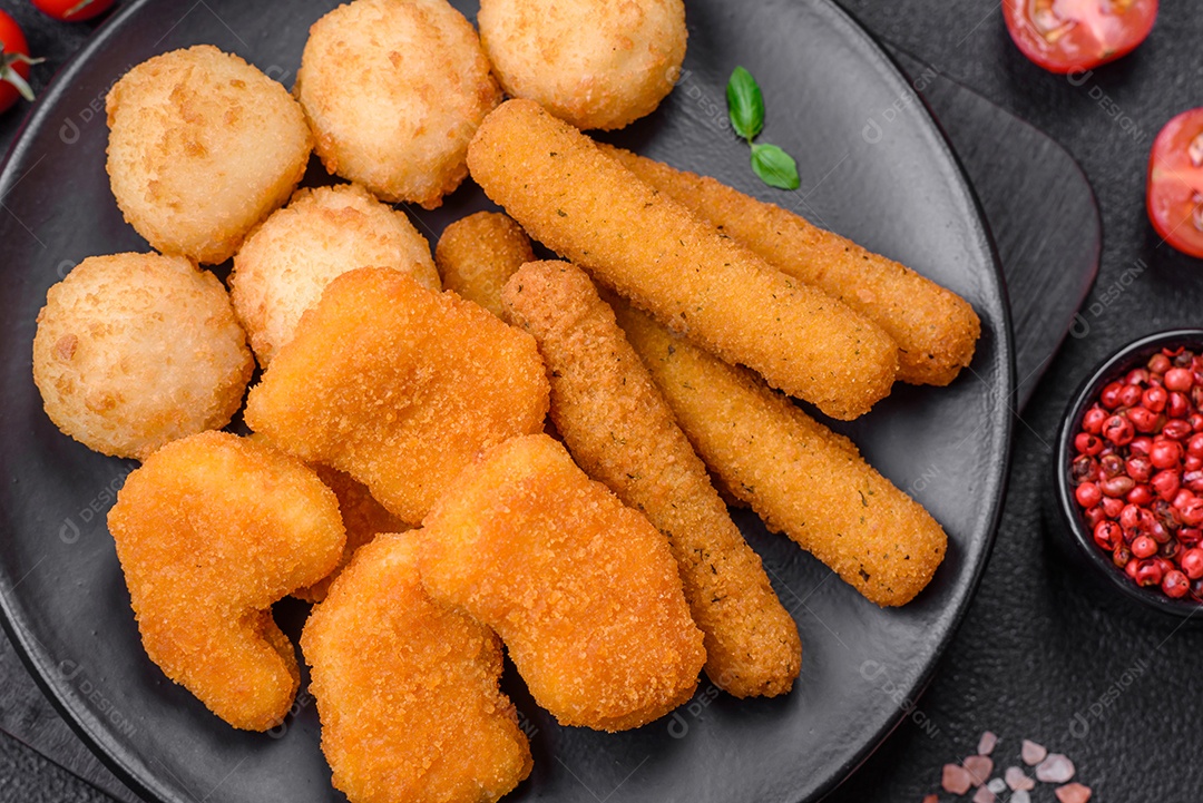 Deliciosos nuggets, palitos e bolinhas de mussarela e queijo parmesão com sal e especiarias. Fast-food, comida pouco saudável