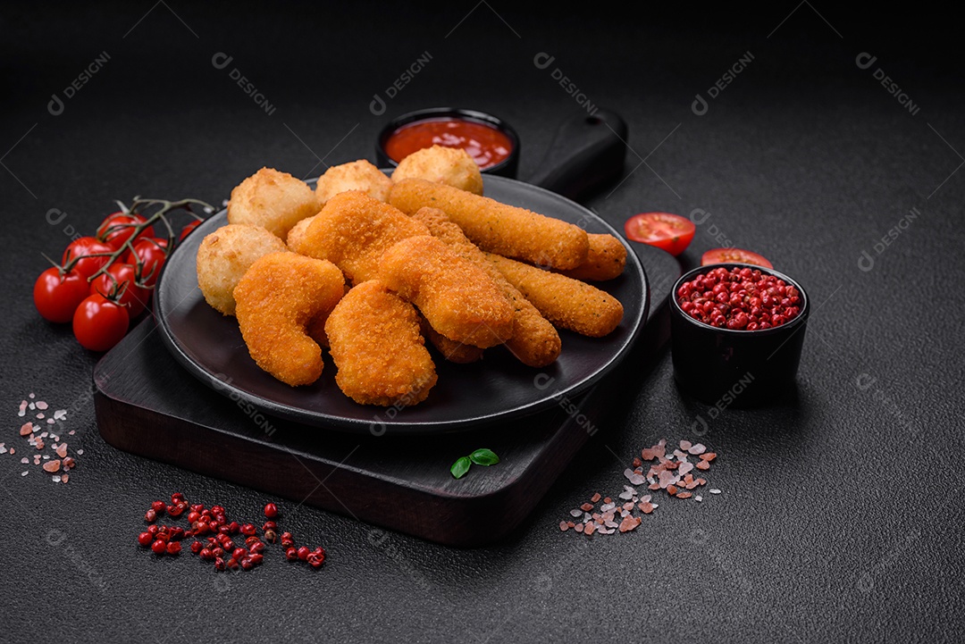 Deliciosos nuggets, palitos e bolinhas de mussarela e queijo parmesão com sal e especiarias. Fast-food, comida pouco saudável