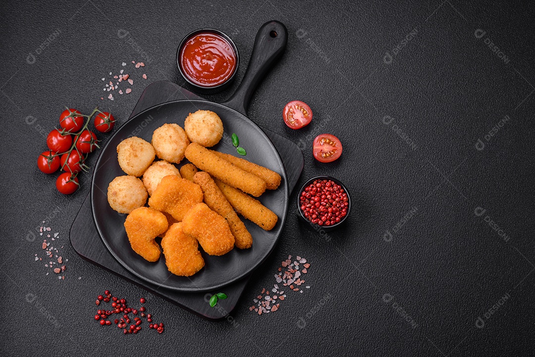 Deliciosos nuggets, palitos e bolinhas de mussarela e queijo parmesão com sal e especiarias. Fast-food, comida pouco saudável