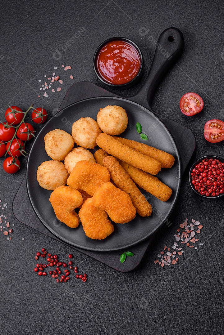 Deliciosos nuggets, palitos e bolinhas de mussarela e queijo parmesão com sal e especiarias. Fast-food, comida pouco saudável