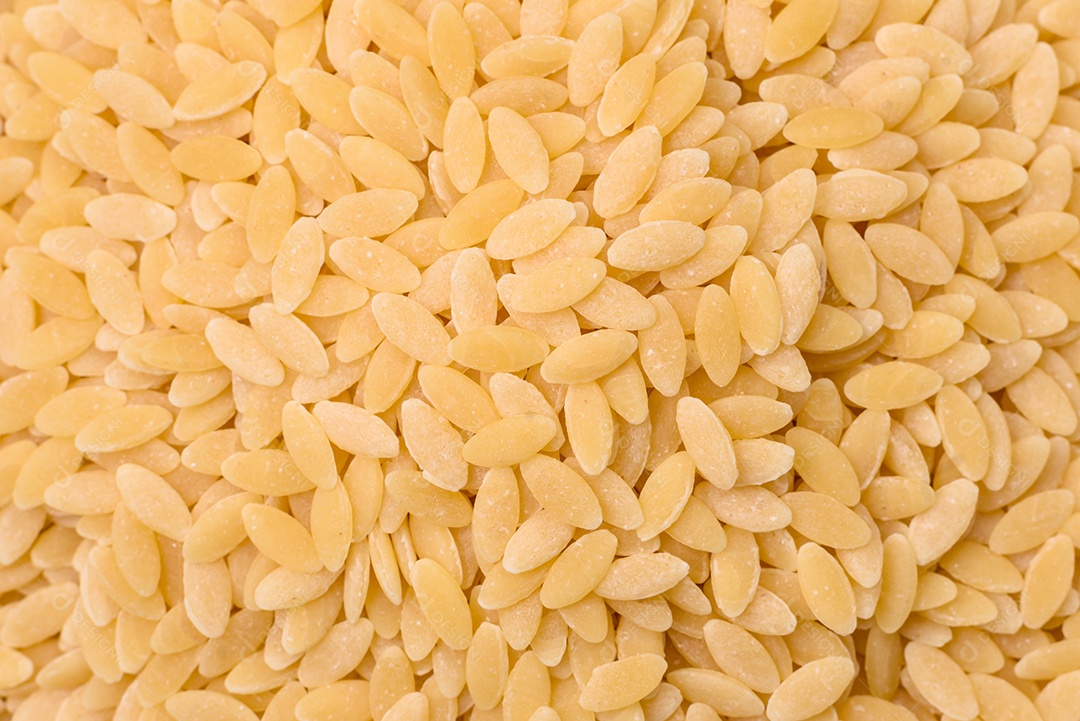 Massa orzo crua integral como ingrediente de um prato delicioso. Prato da cozinha mediterrânea