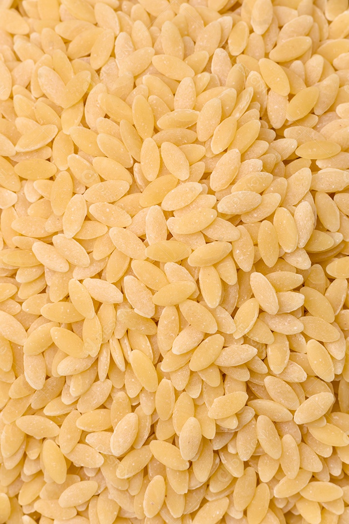 Massa orzo crua integral como ingrediente de um prato delicioso. Prato da cozinha mediterrânea