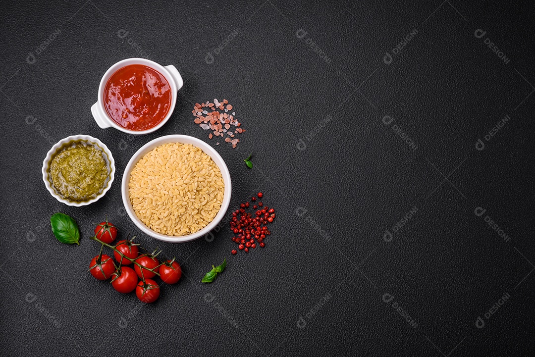 Massa orzo crua integral como ingrediente de um prato delicioso. Prato da cozinha mediterrânea