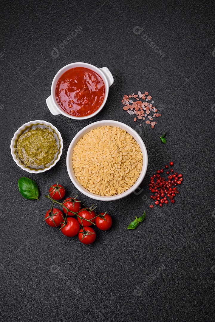 Massa orzo crua integral como ingrediente de um prato delicioso. Prato da cozinha mediterrânea