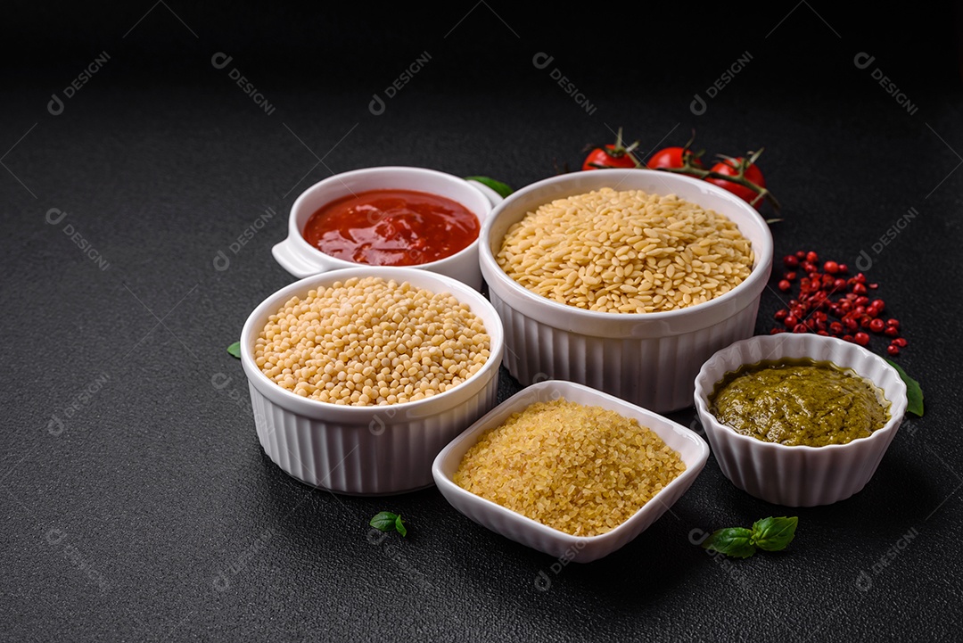 Massa orzo crua integral como ingrediente de um prato delicioso. Prato da cozinha mediterrânea