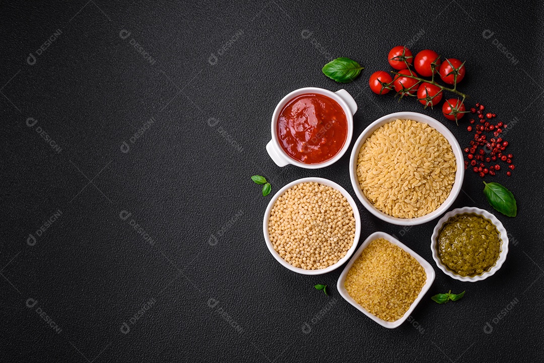 Massa orzo crua integral como ingrediente de um prato delicioso. Prato da cozinha mediterrânea