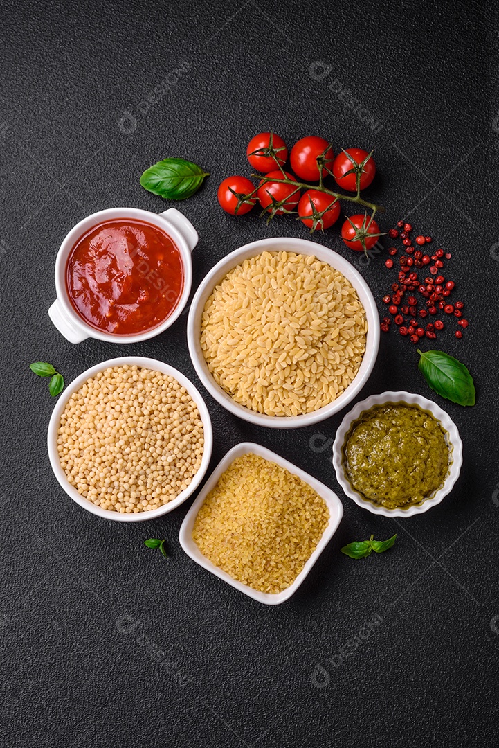 Massa orzo crua integral como ingrediente de um prato delicioso. Prato da cozinha mediterrânea