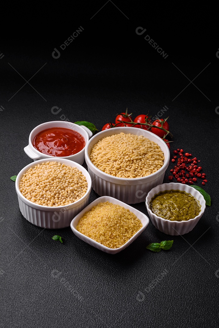 Massa orzo crua integral como ingrediente de um prato delicioso. Prato da cozinha mediterrânea