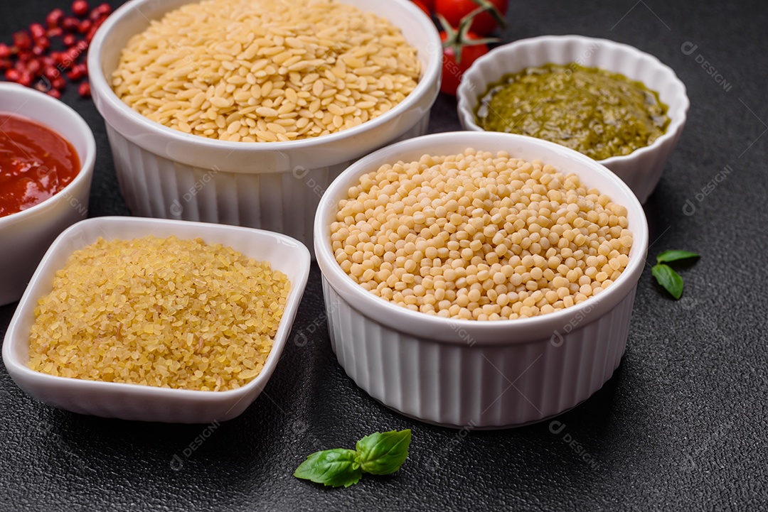 Massa orzo crua integral como ingrediente de um prato delicioso. Prato da cozinha mediterrânea