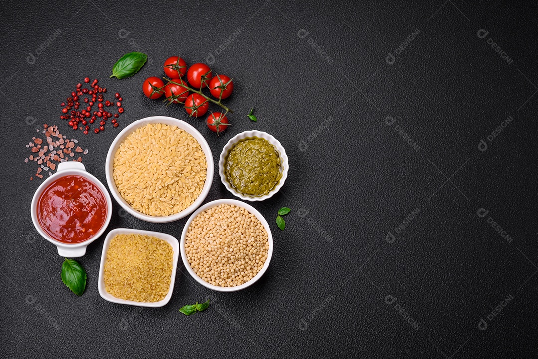 Massa orzo crua integral como ingrediente de um prato delicioso. Prato da cozinha mediterrânea