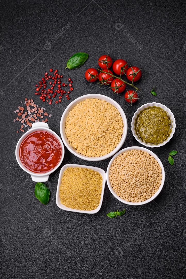 Massa orzo crua integral como ingrediente de um prato delicioso. Prato da cozinha mediterrânea