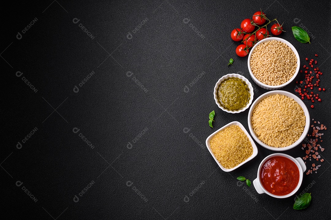 Massa orzo crua integral como ingrediente de um prato delicioso. Prato da cozinha mediterrânea