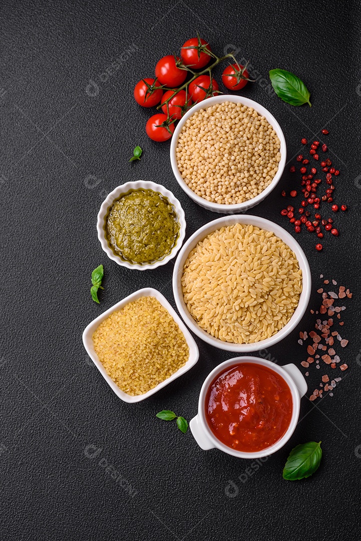 Massa orzo crua integral como ingrediente de um prato delicioso. Prato da cozinha mediterrânea