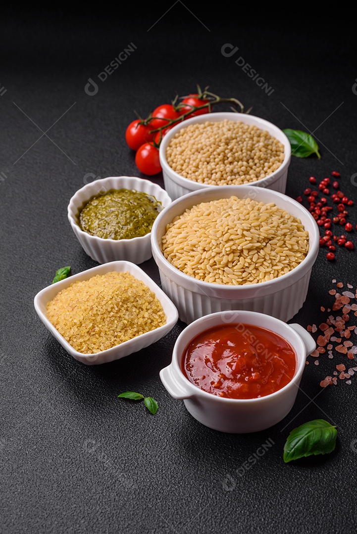 Massa orzo crua integral como ingrediente de um prato delicioso. Prato da cozinha mediterrânea