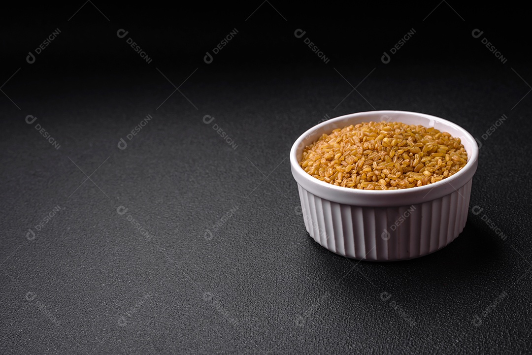 Massa orzo crua integral como ingrediente de um prato delicioso. Prato da cozinha mediterrânea