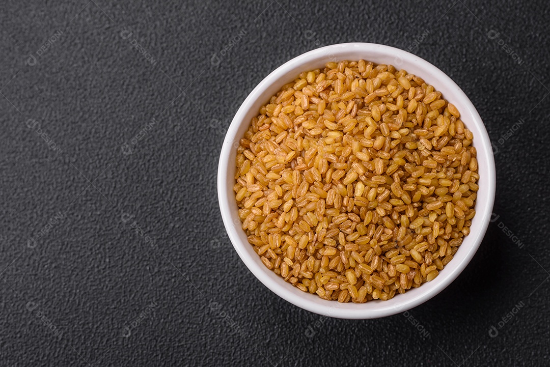 Massa orzo crua integral como ingrediente de um prato delicioso. Prato da cozinha mediterrânea