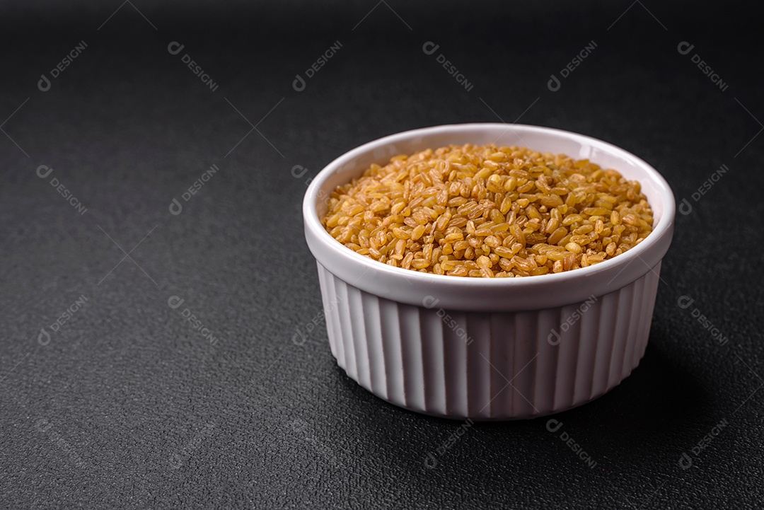 Massa orzo crua integral como ingrediente de um prato delicioso. Prato da cozinha mediterrânea