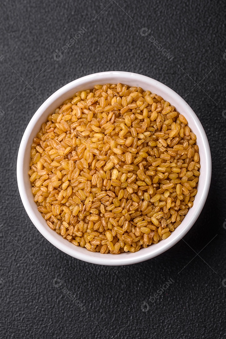 Massa orzo crua integral como ingrediente de um prato delicioso. Prato da cozinha mediterrânea