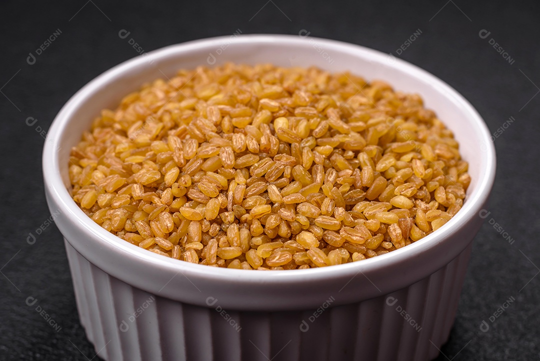 Massa orzo crua integral como ingrediente de um prato delicioso. Prato da cozinha mediterrânea