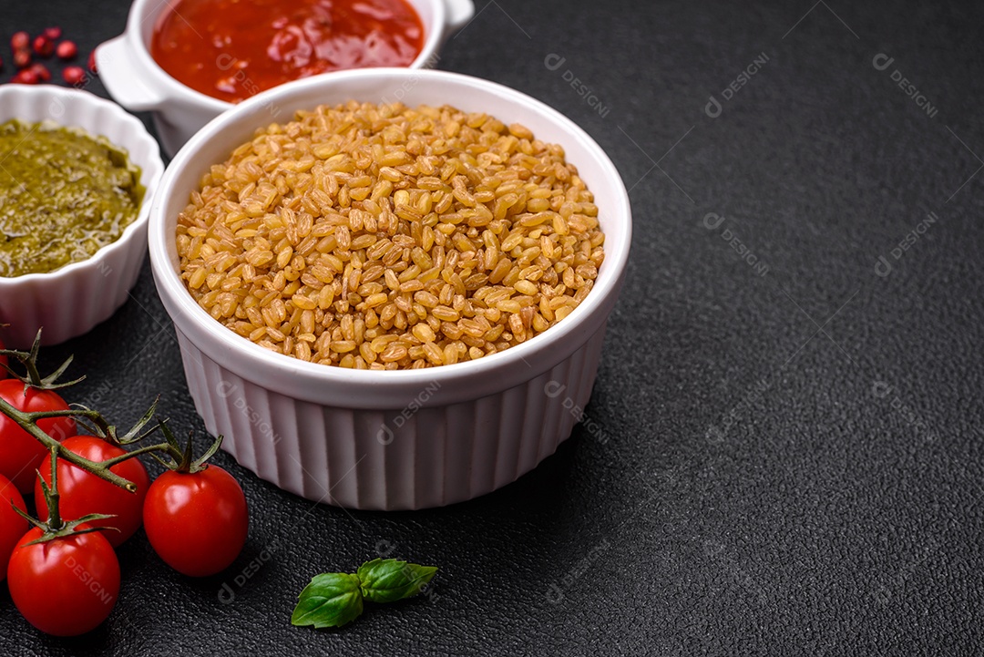 Massa orzo crua integral como ingrediente de um prato delicioso. Prato da cozinha mediterrânea