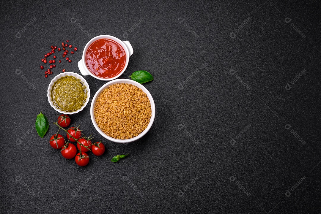 Mingau de trigo bulgur cru como ingrediente para preparar um prato delicioso. Prato da culinária turca