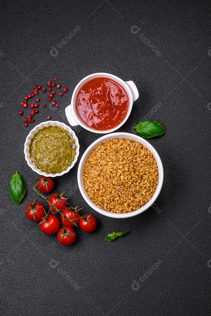 Massa orzo crua integral como ingrediente de um prato delicioso. Prato da cozinha mediterrânea